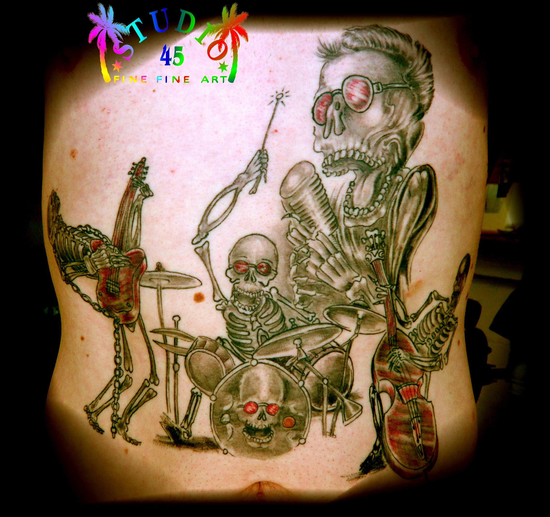 ELVIS BAND LEBT auf BAUCH Skellett Comic Tattoo Recklinghausen STUDIO 45